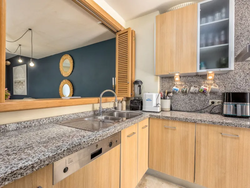 We present this stunning townhouse with 3 bedrooms and 3 bathrooms, located in the exclusive Monte Alto complex in La Cala Golf, Mijas – one of the most sought-after areas on the Costa del Sol. With 220 m² built, this property combines elegance, comfort, 