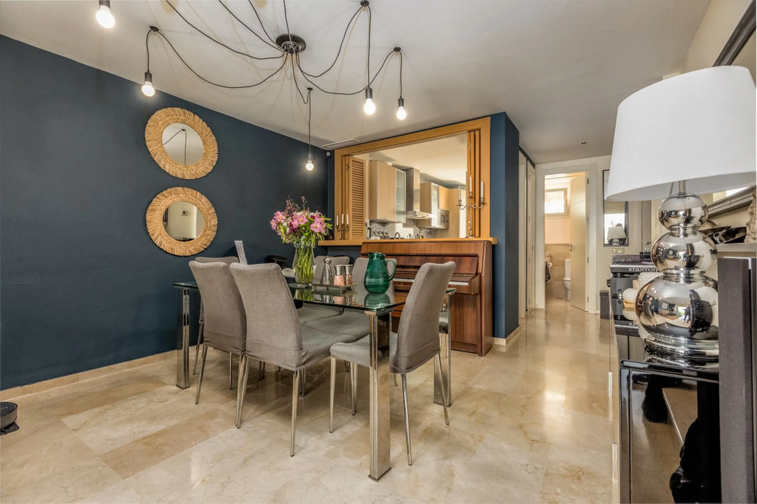 We present this stunning townhouse with 3 bedrooms and 3 bathrooms, located in the exclusive Monte Alto complex in La Cala Golf, Mijas – one of the most sought-after areas on the Costa del Sol. With 220 m² built, this property combines elegance, comfort, 