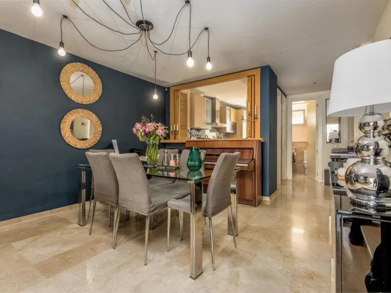 We present this stunning townhouse with 3 bedrooms and 3 bathrooms, located in the exclusive Monte Alto complex in La Cala Golf, Mijas – one of the most sought-after areas on the Costa del Sol. With 220 m² built, this property combines elegance, comfort, 
