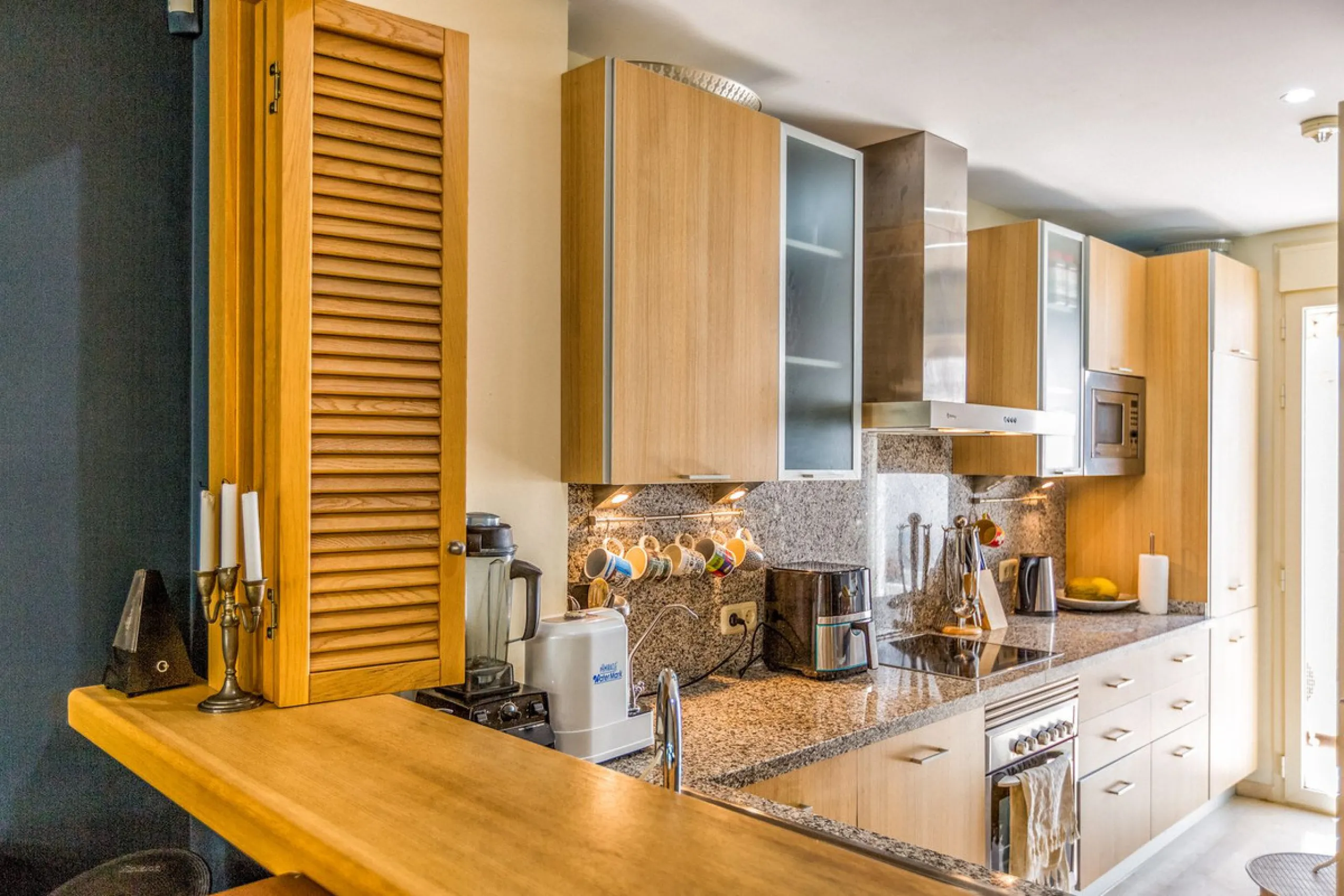 We present this stunning townhouse with 3 bedrooms and 3 bathrooms, located in the exclusive Monte Alto complex in La Cala Golf, Mijas – one of the most sought-after areas on the Costa del Sol. With 220 m² built, this property combines elegance, comfort, 