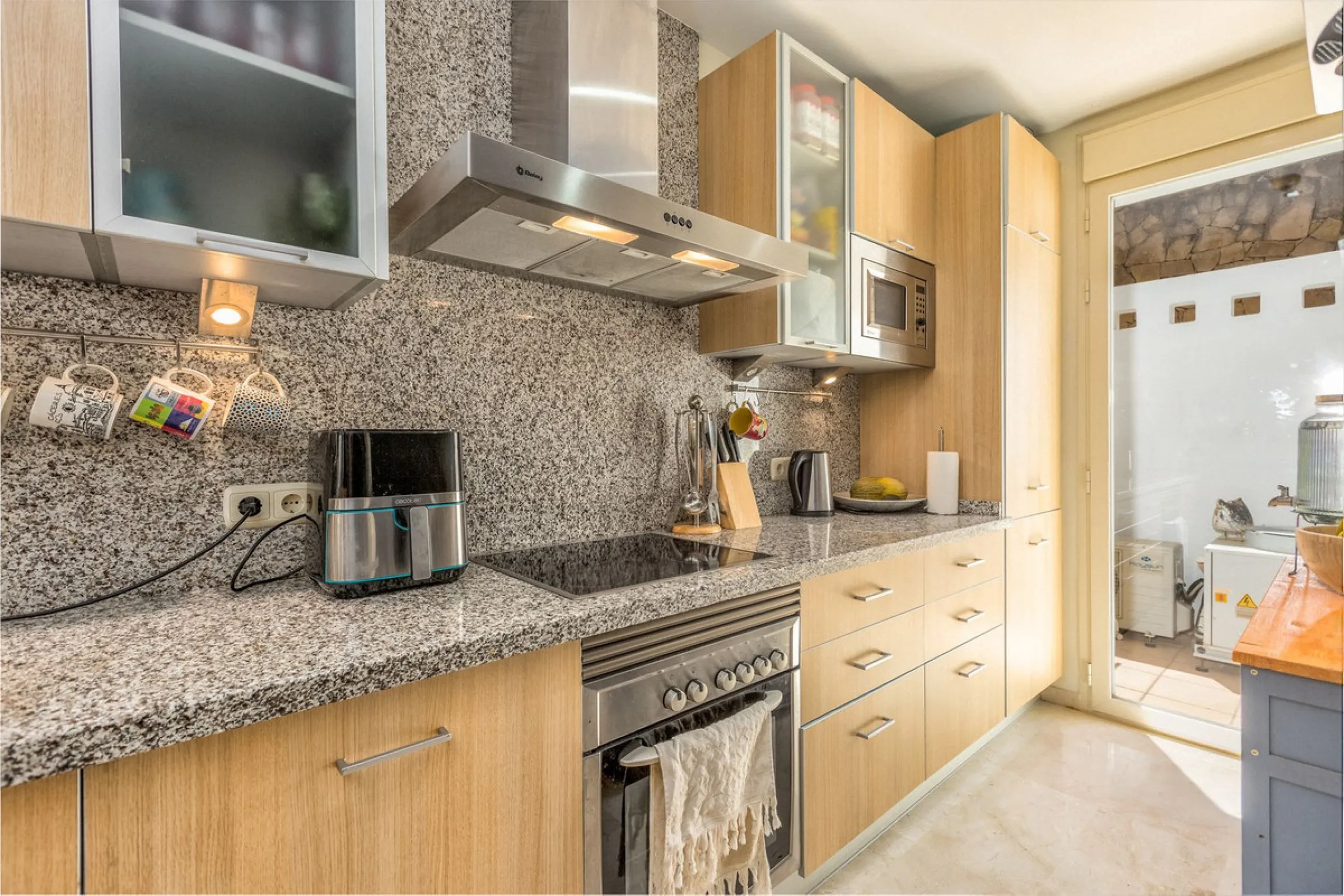 We present this stunning townhouse with 3 bedrooms and 3 bathrooms, located in the exclusive Monte Alto complex in La Cala Golf, Mijas – one of the most sought-after areas on the Costa del Sol. With 220 m² built, this property combines elegance, comfort, 