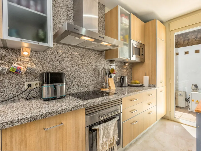 We present this stunning townhouse with 3 bedrooms and 3 bathrooms, located in the exclusive Monte Alto complex in La Cala Golf, Mijas – one of the most sought-after areas on the Costa del Sol. With 220 m² built, this property combines elegance, comfort, 