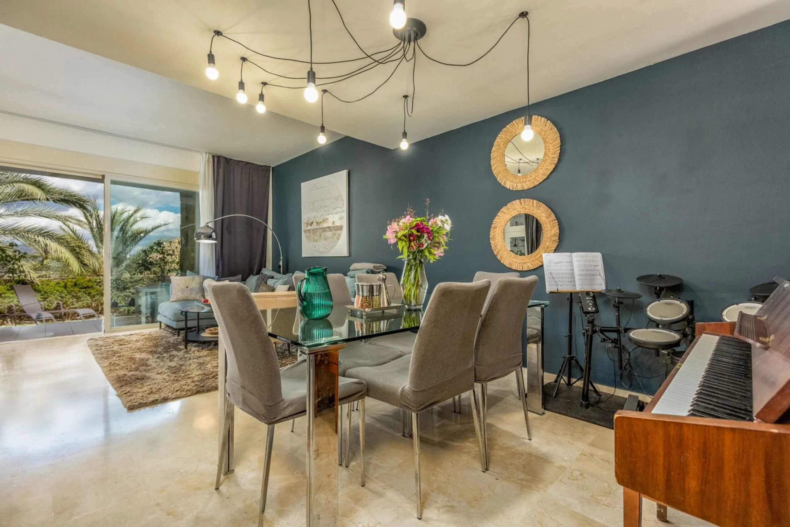 We present this stunning townhouse with 3 bedrooms and 3 bathrooms, located in the exclusive Monte Alto complex in La Cala Golf, Mijas – one of the most sought-after areas on the Costa del Sol. With 220 m² built, this property combines elegance, comfort, 