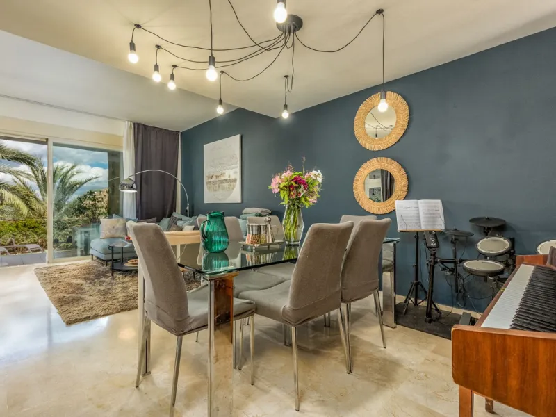 We present this stunning townhouse with 3 bedrooms and 3 bathrooms, located in the exclusive Monte Alto complex in La Cala Golf, Mijas – one of the most sought-after areas on the Costa del Sol. With 220 m² built, this property combines elegance, comfort, 