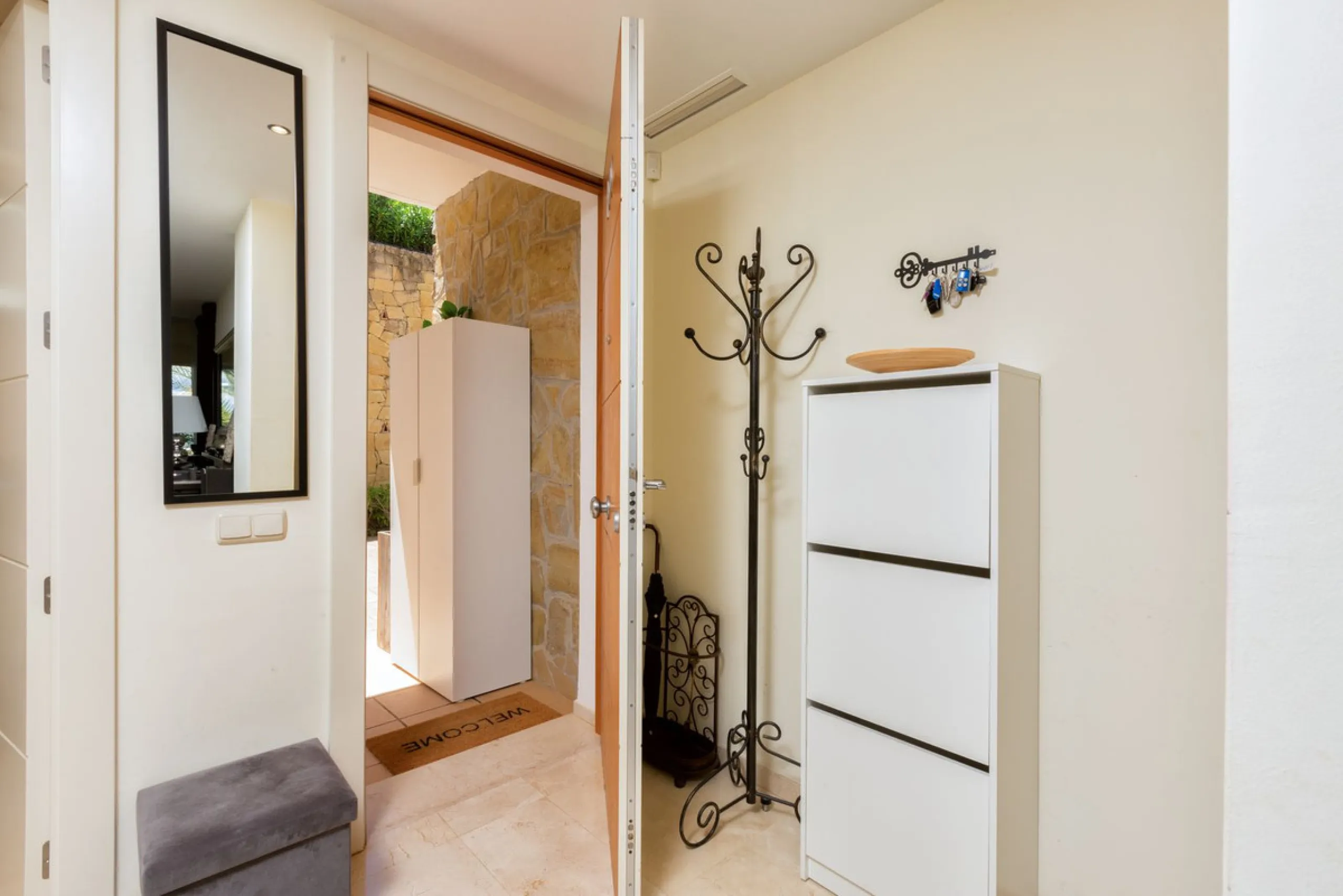 We present this stunning townhouse with 3 bedrooms and 3 bathrooms, located in the exclusive Monte Alto complex in La Cala Golf, Mijas – one of the most sought-after areas on the Costa del Sol. With 220 m² built, this property combines elegance, comfort, 