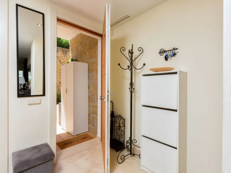 We present this stunning townhouse with 3 bedrooms and 3 bathrooms, located in the exclusive Monte Alto complex in La Cala Golf, Mijas – one of the most sought-after areas on the Costa del Sol. With 220 m² built, this property combines elegance, comfort, 