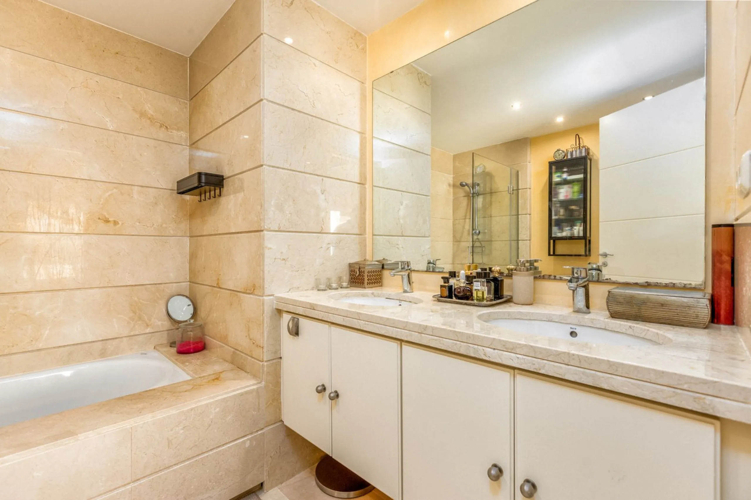 We present this stunning townhouse with 3 bedrooms and 3 bathrooms, located in the exclusive Monte Alto complex in La Cala Golf, Mijas – one of the most sought-after areas on the Costa del Sol. With 220 m² built, this property combines elegance, comfort, 
