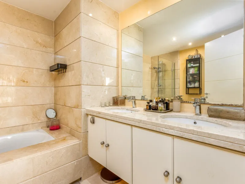 We present this stunning townhouse with 3 bedrooms and 3 bathrooms, located in the exclusive Monte Alto complex in La Cala Golf, Mijas – one of the most sought-after areas on the Costa del Sol. With 220 m² built, this property combines elegance, comfort, 