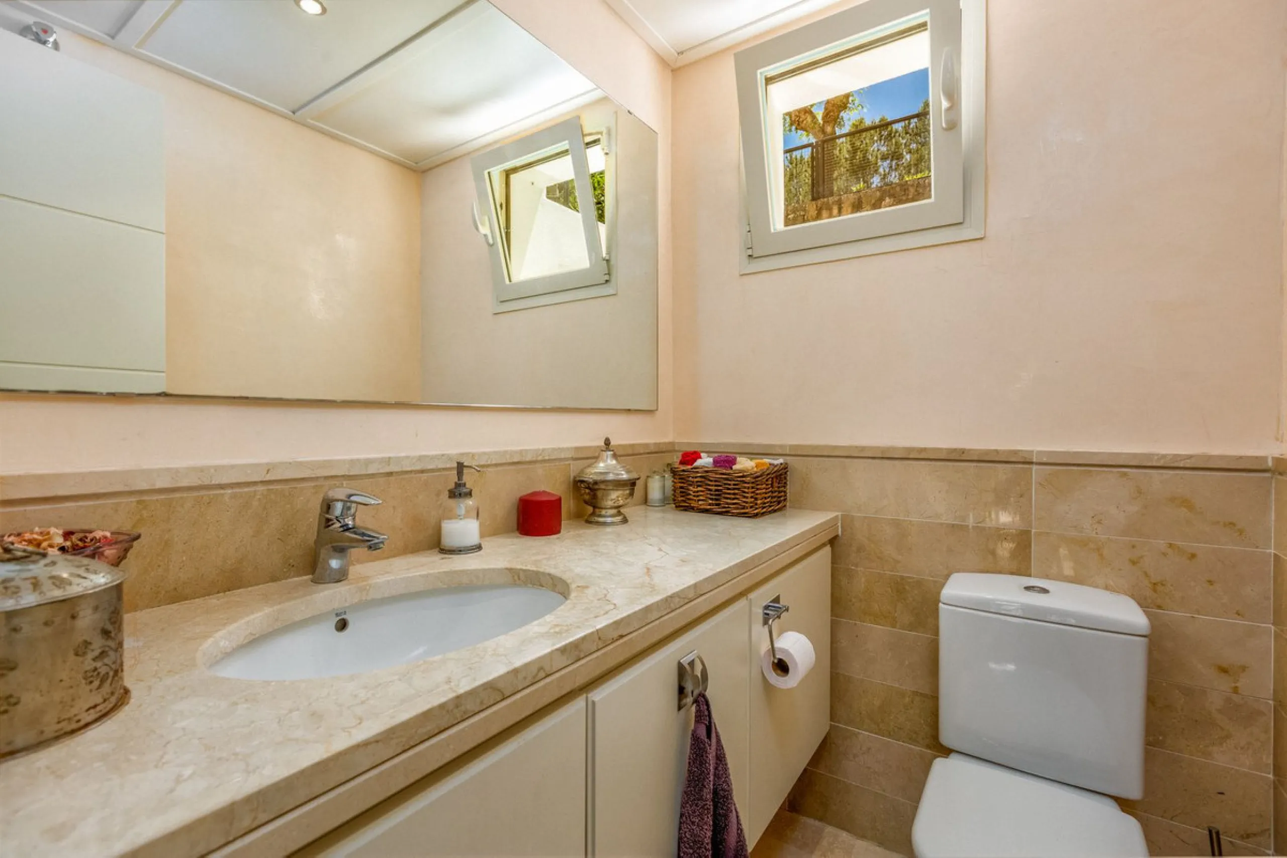 We present this stunning townhouse with 3 bedrooms and 3 bathrooms, located in the exclusive Monte Alto complex in La Cala Golf, Mijas – one of the most sought-after areas on the Costa del Sol. With 220 m² built, this property combines elegance, comfort, 