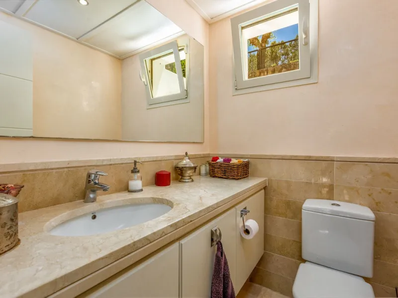 We present this stunning townhouse with 3 bedrooms and 3 bathrooms, located in the exclusive Monte Alto complex in La Cala Golf, Mijas – one of the most sought-after areas on the Costa del Sol. With 220 m² built, this property combines elegance, comfort, 