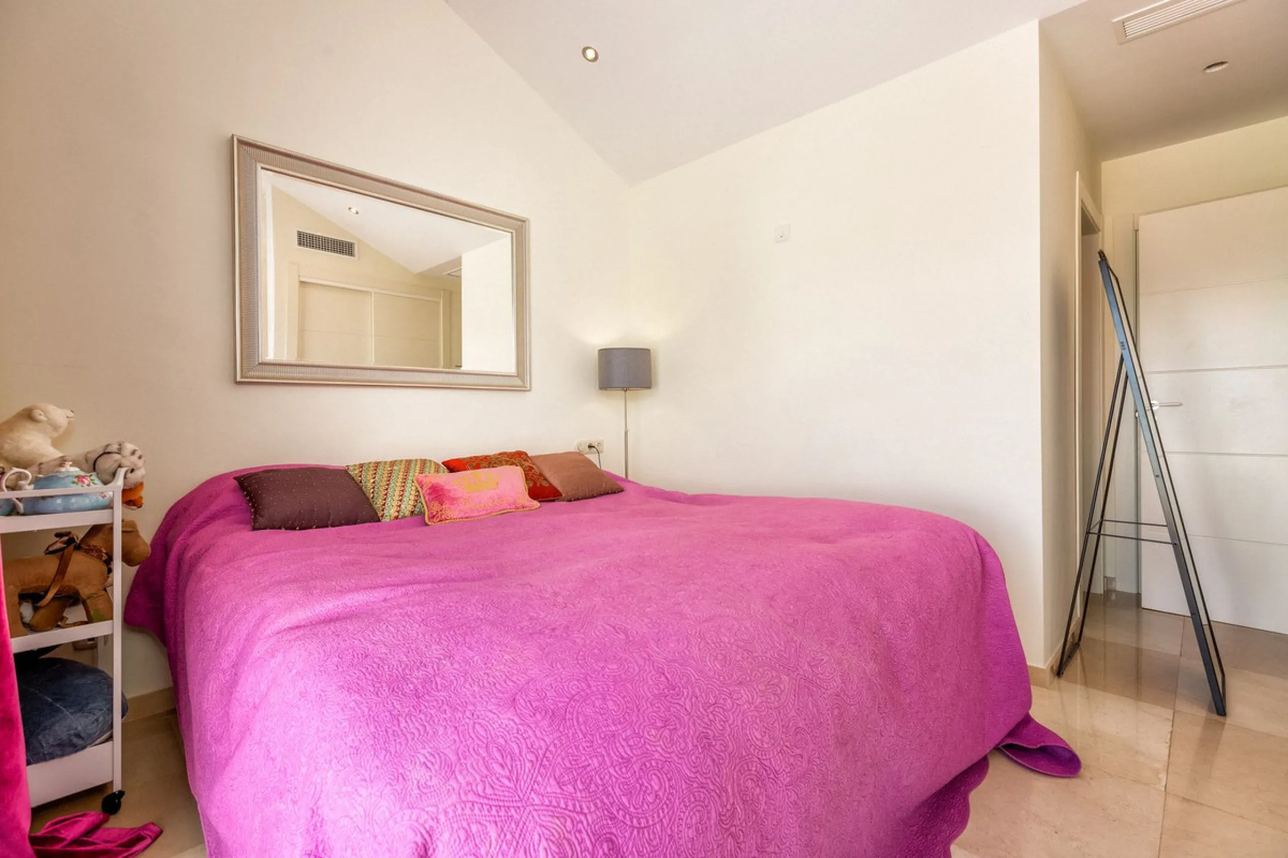 We present this stunning townhouse with 3 bedrooms and 3 bathrooms, located in the exclusive Monte Alto complex in La Cala Golf, Mijas – one of the most sought-after areas on the Costa del Sol. With 220 m² built, this property combines elegance, comfort, 