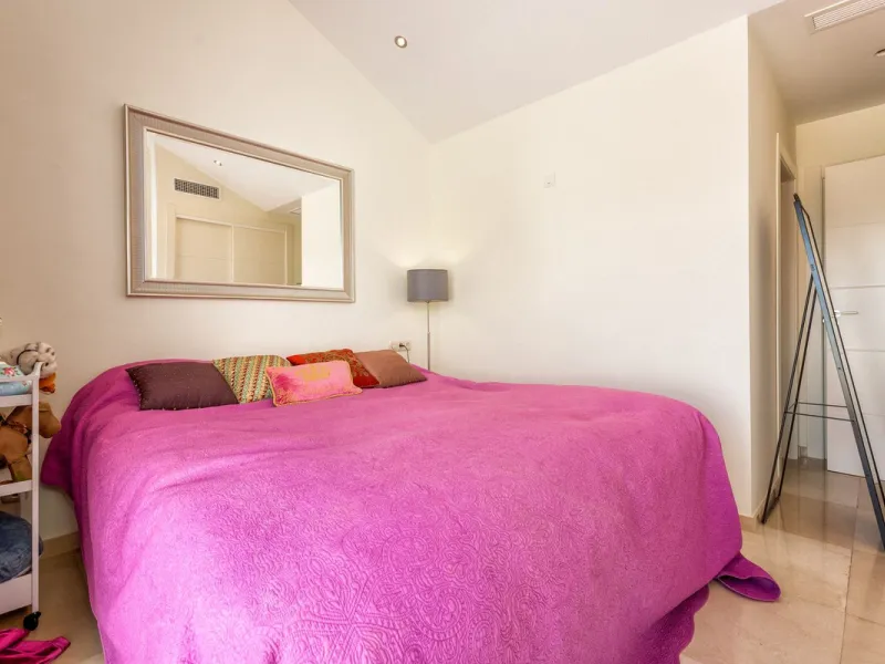 We present this stunning townhouse with 3 bedrooms and 3 bathrooms, located in the exclusive Monte Alto complex in La Cala Golf, Mijas – one of the most sought-after areas on the Costa del Sol. With 220 m² built, this property combines elegance, comfort, 