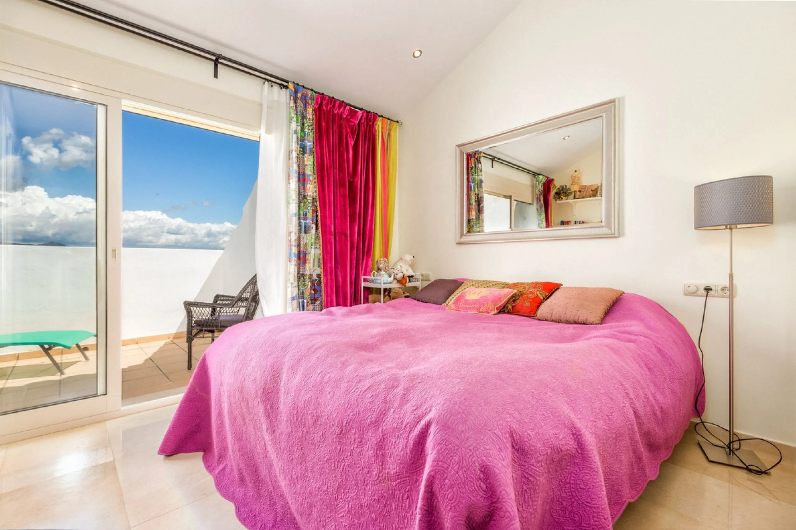 We present this stunning townhouse with 3 bedrooms and 3 bathrooms, located in the exclusive Monte Alto complex in La Cala Golf, Mijas – one of the most sought-after areas on the Costa del Sol. With 220 m² built, this property combines elegance, comfort, 