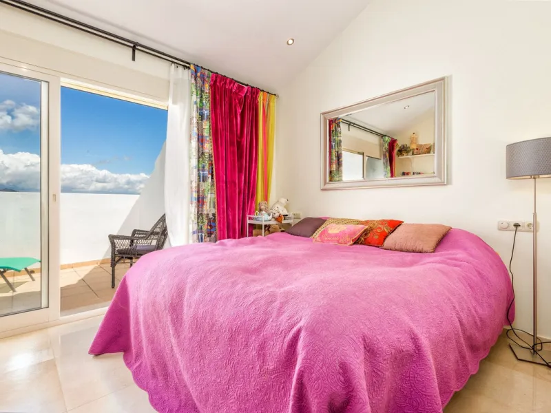 We present this stunning townhouse with 3 bedrooms and 3 bathrooms, located in the exclusive Monte Alto complex in La Cala Golf, Mijas – one of the most sought-after areas on the Costa del Sol. With 220 m² built, this property combines elegance, comfort, 