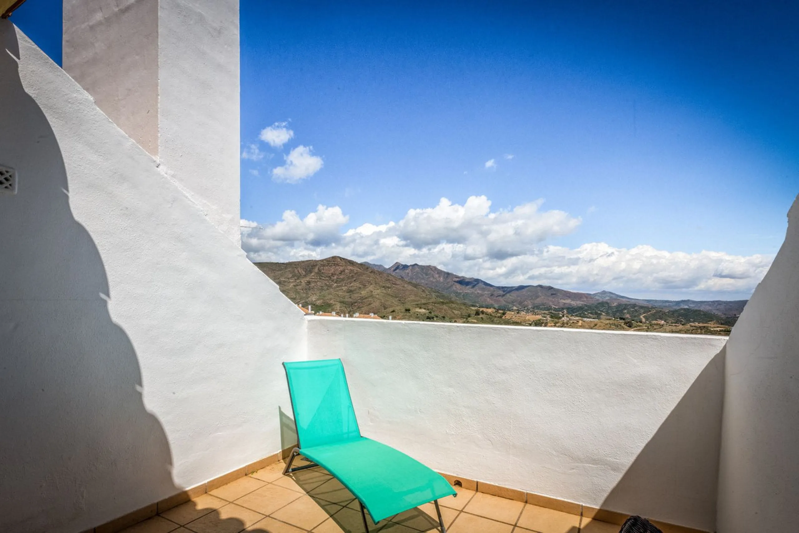 We present this stunning townhouse with 3 bedrooms and 3 bathrooms, located in the exclusive Monte Alto complex in La Cala Golf, Mijas – one of the most sought-after areas on the Costa del Sol. With 220 m² built, this property combines elegance, comfort, 
