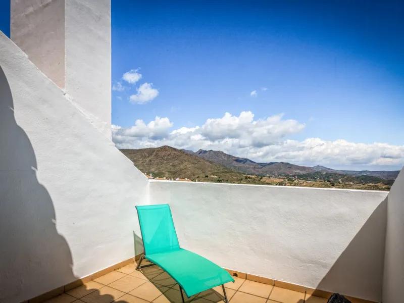 We present this stunning townhouse with 3 bedrooms and 3 bathrooms, located in the exclusive Monte Alto complex in La Cala Golf, Mijas – one of the most sought-after areas on the Costa del Sol. With 220 m² built, this property combines elegance, comfort, 