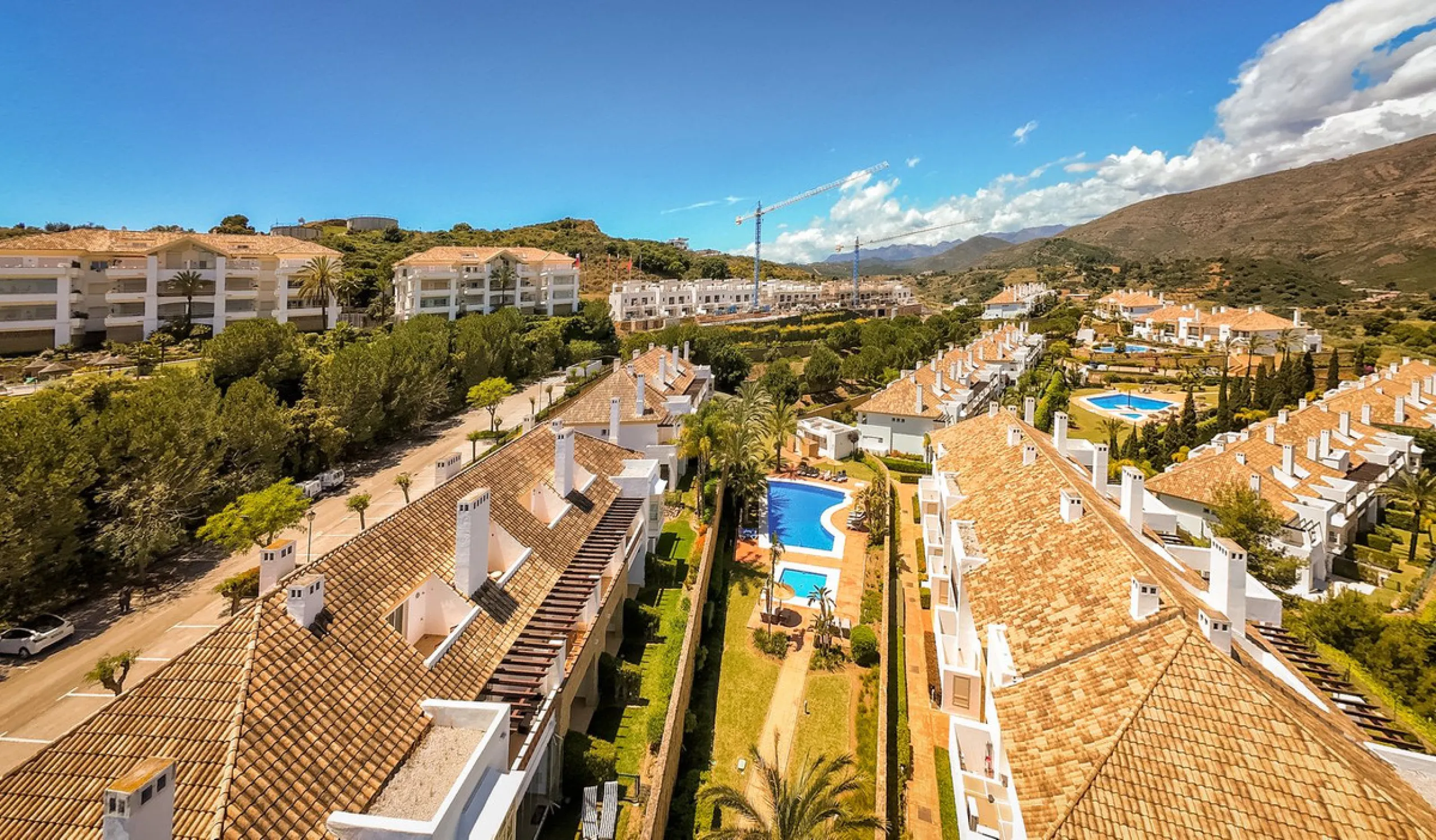 We present this stunning townhouse with 3 bedrooms and 3 bathrooms, located in the exclusive Monte Alto complex in La Cala Golf, Mijas – one of the most sought-after areas on the Costa del Sol. With 220 m² built, this property combines elegance, comfort, 