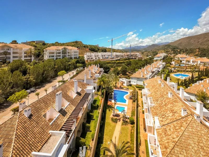 We present this stunning townhouse with 3 bedrooms and 3 bathrooms, located in the exclusive Monte Alto complex in La Cala Golf, Mijas – one of the most sought-after areas on the Costa del Sol. With 220 m² built, this property combines elegance, comfort, 