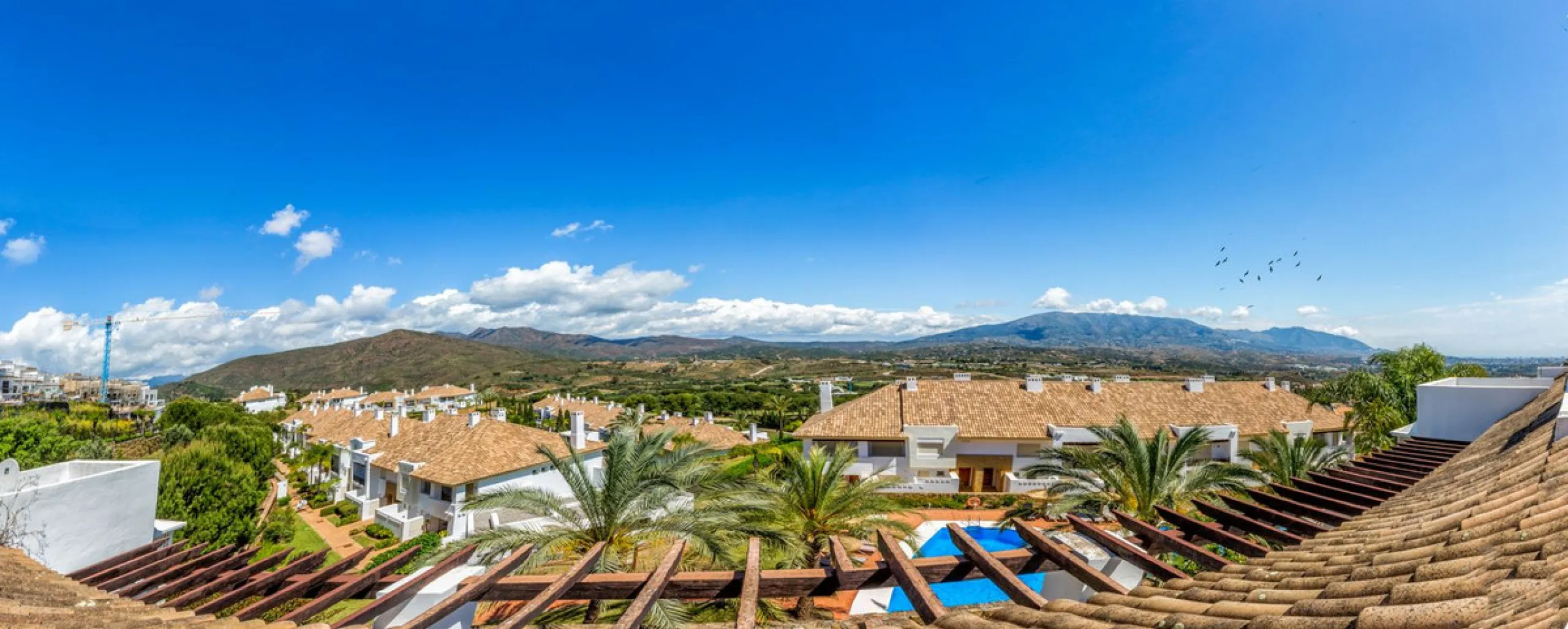 We present this stunning townhouse with 3 bedrooms and 3 bathrooms, located in the exclusive Monte Alto complex in La Cala Golf, Mijas – one of the most sought-after areas on the Costa del Sol. With 220 m² built, this property combines elegance, comfort, 