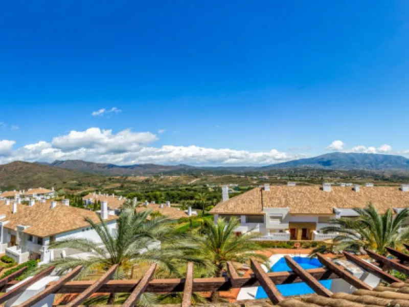 We present this stunning townhouse with 3 bedrooms and 3 bathrooms, located in the exclusive Monte Alto complex in La Cala Golf, Mijas – one of the most sought-after areas on the Costa del Sol. With 220 m² built, this property combines elegance, comfort, 