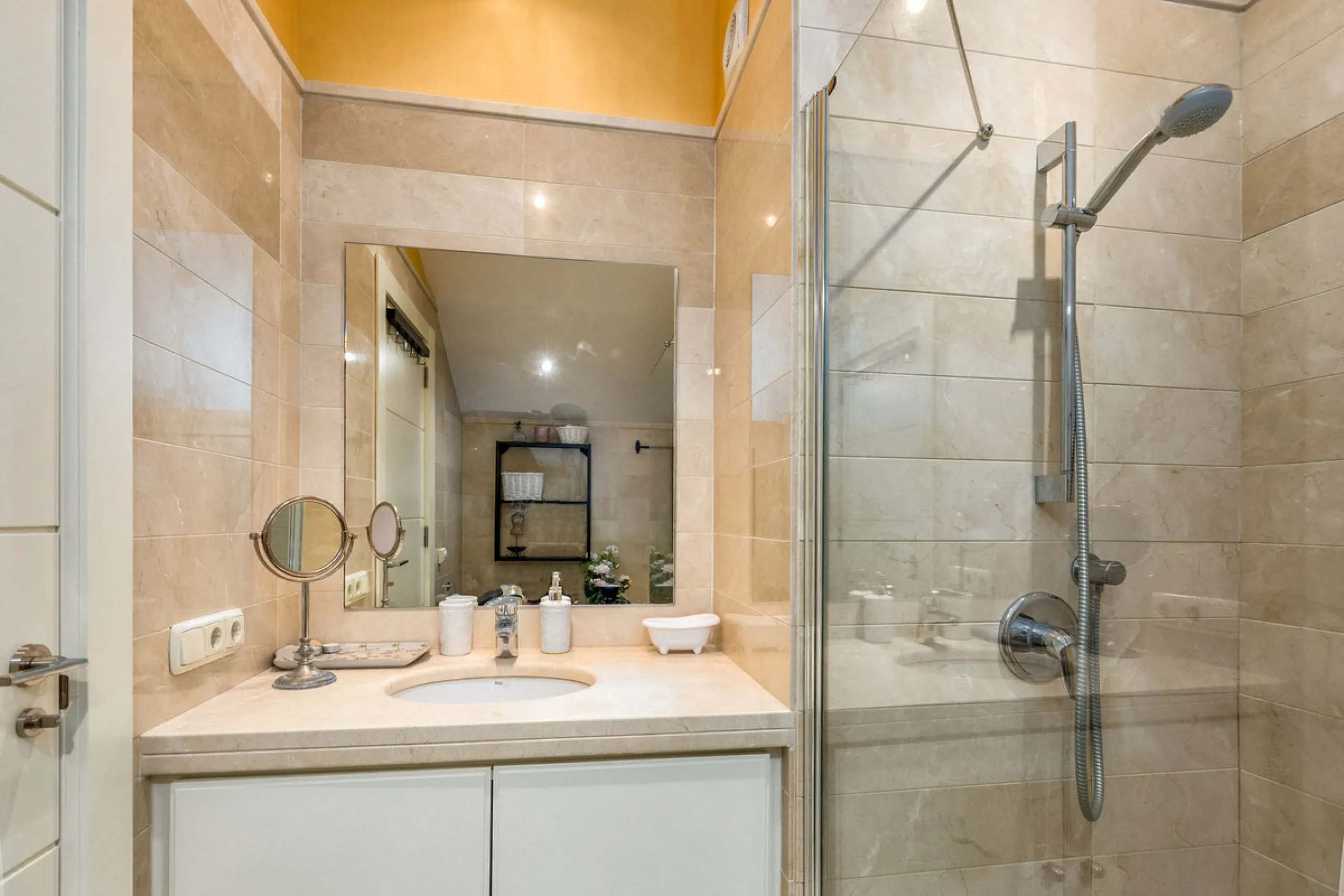 We present this stunning townhouse with 3 bedrooms and 3 bathrooms, located in the exclusive Monte Alto complex in La Cala Golf, Mijas – one of the most sought-after areas on the Costa del Sol. With 220 m² built, this property combines elegance, comfort, 