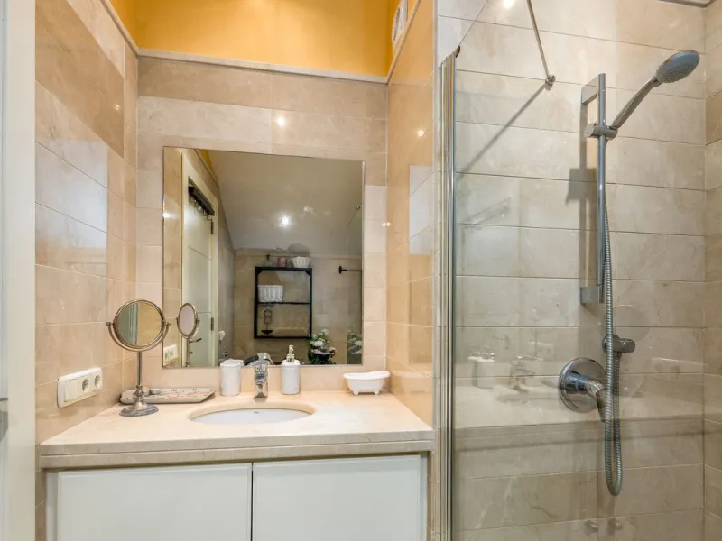 We present this stunning townhouse with 3 bedrooms and 3 bathrooms, located in the exclusive Monte Alto complex in La Cala Golf, Mijas – one of the most sought-after areas on the Costa del Sol. With 220 m² built, this property combines elegance, comfort, 