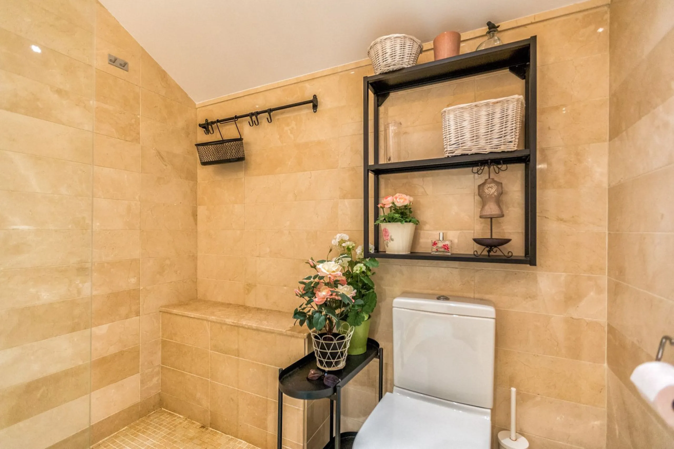 We present this stunning townhouse with 3 bedrooms and 3 bathrooms, located in the exclusive Monte Alto complex in La Cala Golf, Mijas – one of the most sought-after areas on the Costa del Sol. With 220 m² built, this property combines elegance, comfort, 