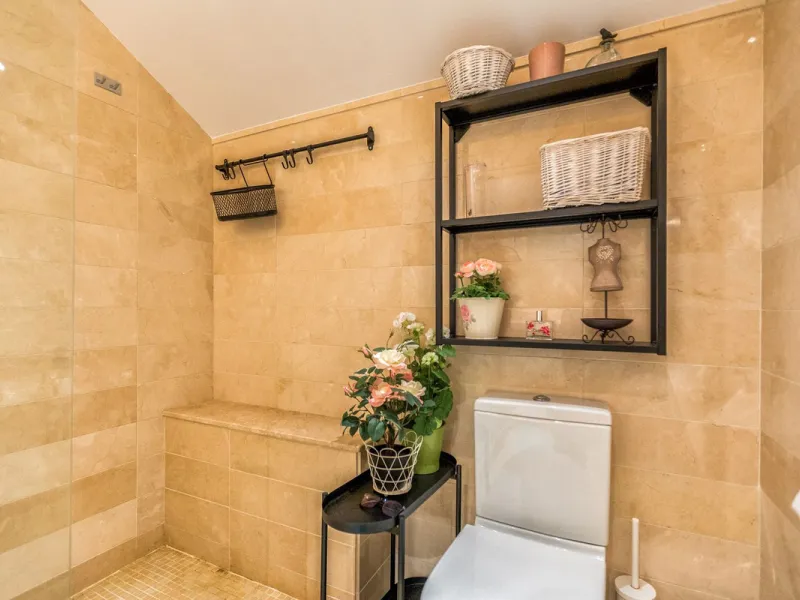 We present this stunning townhouse with 3 bedrooms and 3 bathrooms, located in the exclusive Monte Alto complex in La Cala Golf, Mijas – one of the most sought-after areas on the Costa del Sol. With 220 m² built, this property combines elegance, comfort, 