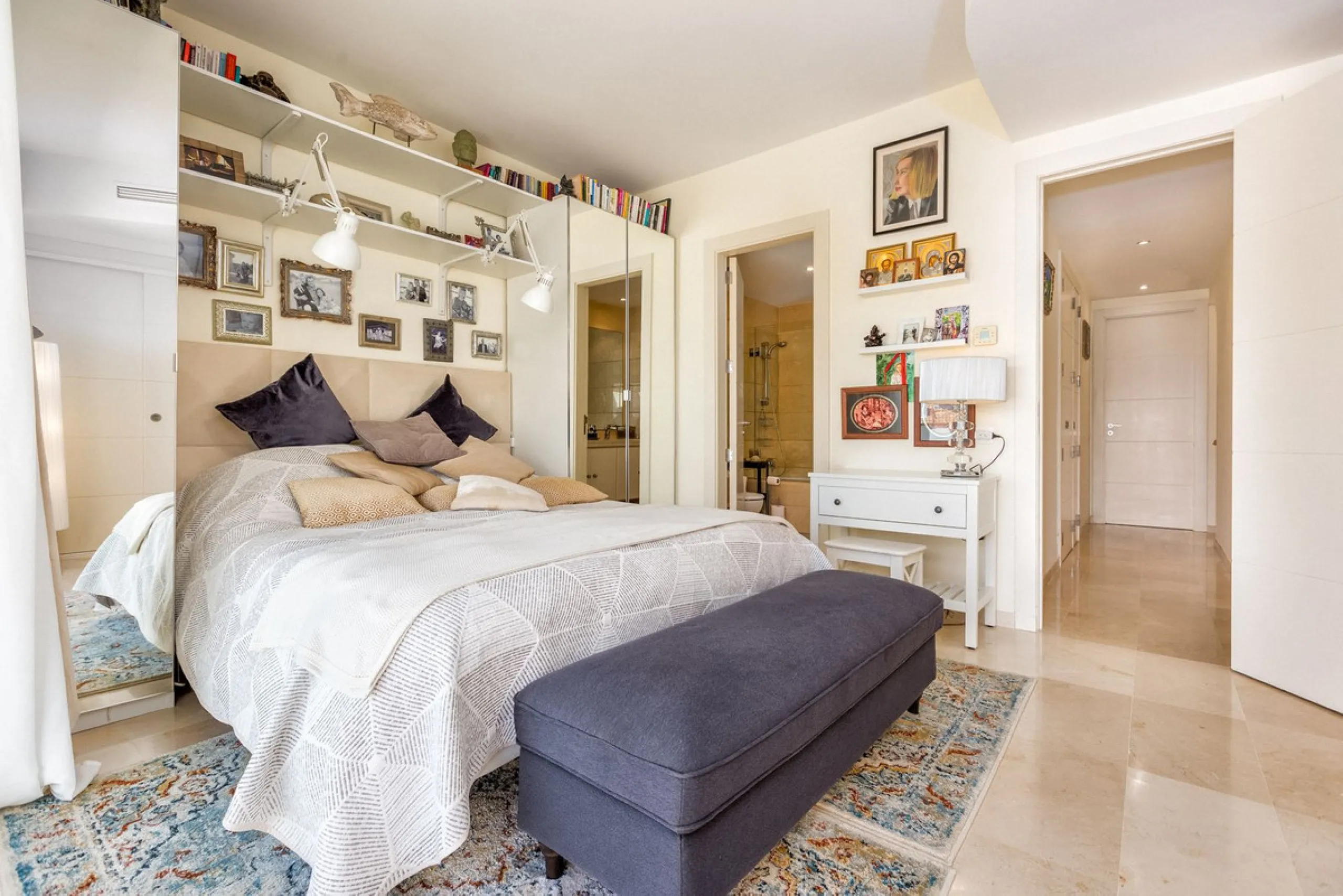 We present this stunning townhouse with 3 bedrooms and 3 bathrooms, located in the exclusive Monte Alto complex in La Cala Golf, Mijas – one of the most sought-after areas on the Costa del Sol. With 220 m² built, this property combines elegance, comfort, 