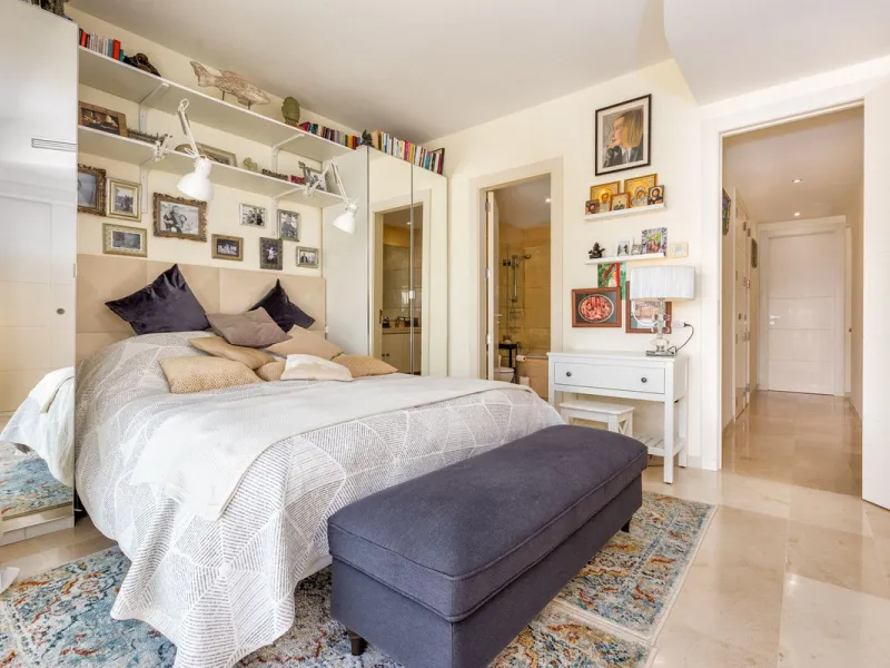 We present this stunning townhouse with 3 bedrooms and 3 bathrooms, located in the exclusive Monte Alto complex in La Cala Golf, Mijas – one of the most sought-after areas on the Costa del Sol. With 220 m² built, this property combines elegance, comfort, 