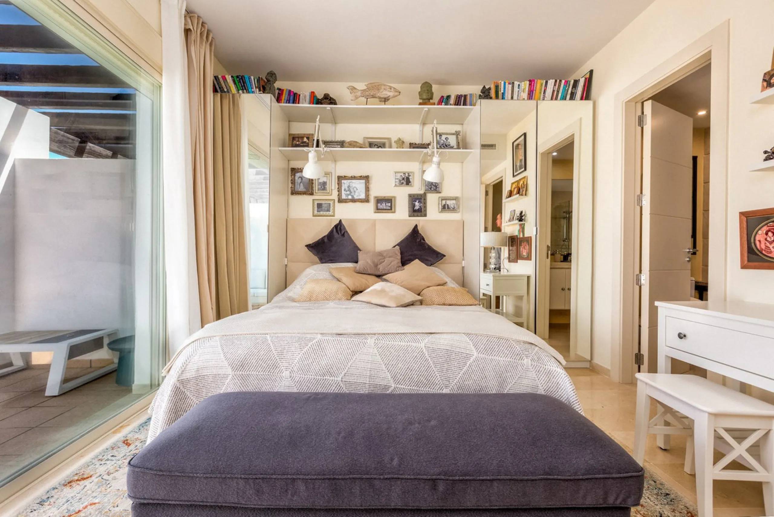 We present this stunning townhouse with 3 bedrooms and 3 bathrooms, located in the exclusive Monte Alto complex in La Cala Golf, Mijas – one of the most sought-after areas on the Costa del Sol. With 220 m² built, this property combines elegance, comfort, 