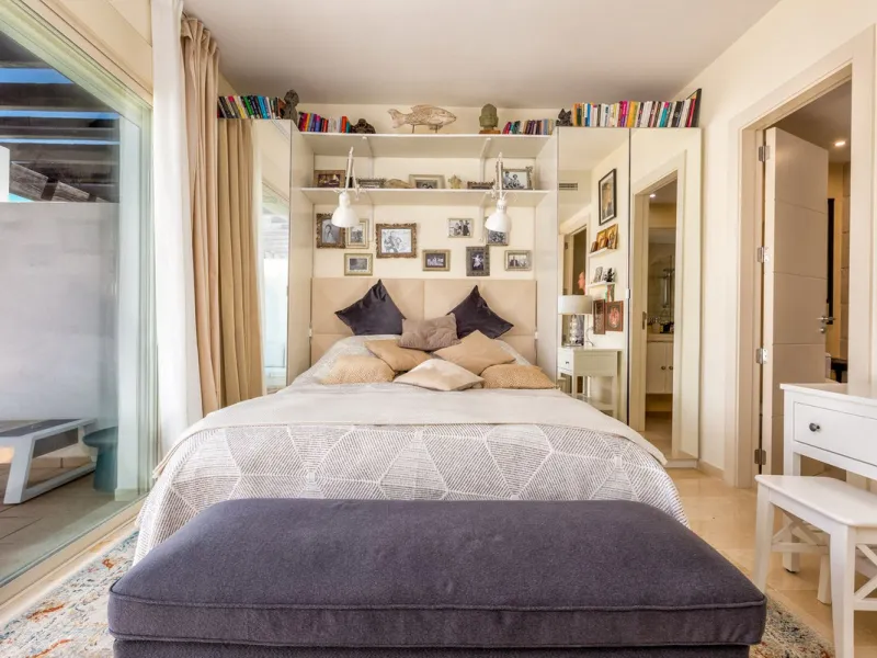 We present this stunning townhouse with 3 bedrooms and 3 bathrooms, located in the exclusive Monte Alto complex in La Cala Golf, Mijas – one of the most sought-after areas on the Costa del Sol. With 220 m² built, this property combines elegance, comfort, 