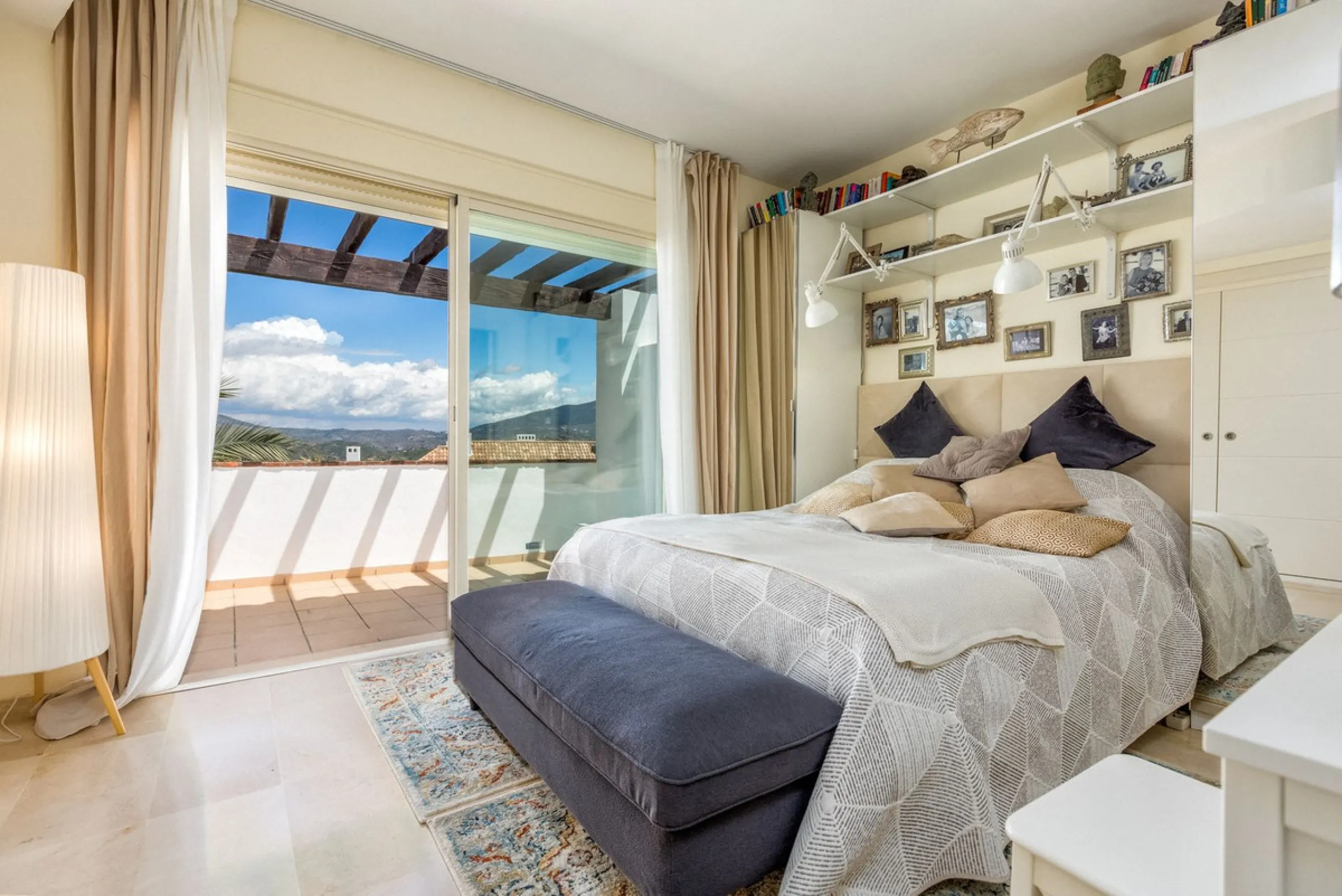 We present this stunning townhouse with 3 bedrooms and 3 bathrooms, located in the exclusive Monte Alto complex in La Cala Golf, Mijas – one of the most sought-after areas on the Costa del Sol. With 220 m² built, this property combines elegance, comfort, 
