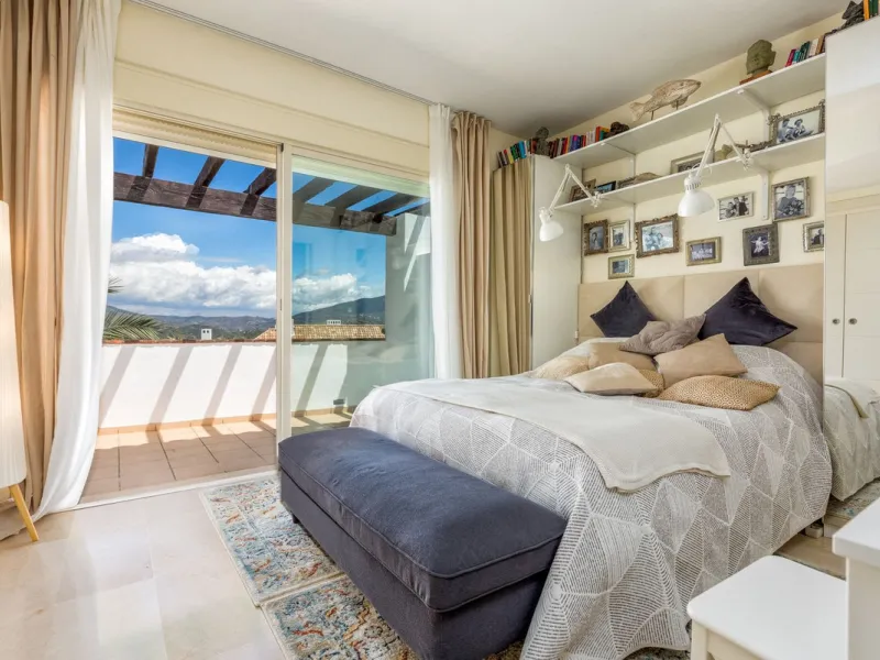 We present this stunning townhouse with 3 bedrooms and 3 bathrooms, located in the exclusive Monte Alto complex in La Cala Golf, Mijas – one of the most sought-after areas on the Costa del Sol. With 220 m² built, this property combines elegance, comfort, 