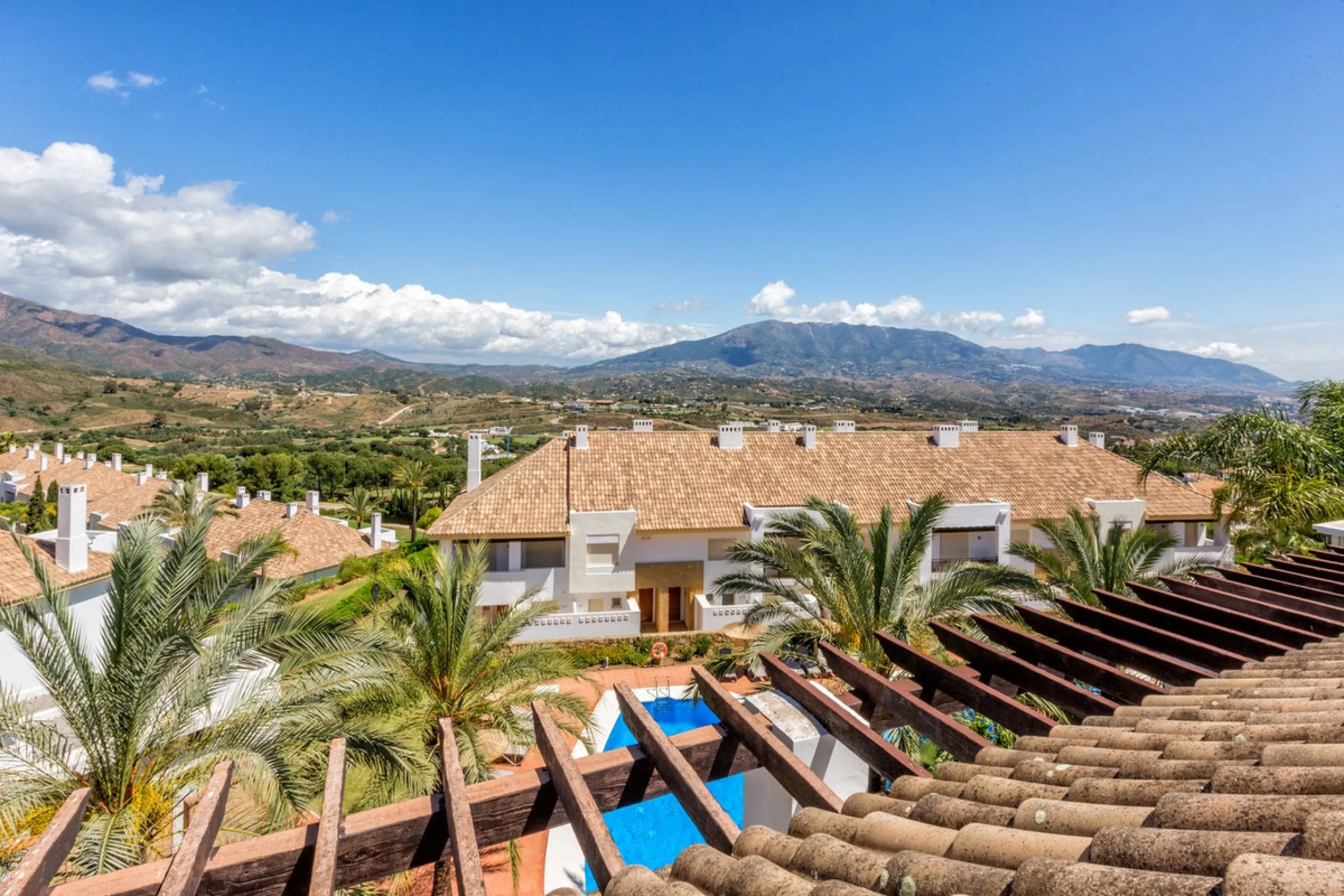 We present this stunning townhouse with 3 bedrooms and 3 bathrooms, located in the exclusive Monte Alto complex in La Cala Golf, Mijas – one of the most sought-after areas on the Costa del Sol. With 220 m² built, this property combines elegance, comfort, 