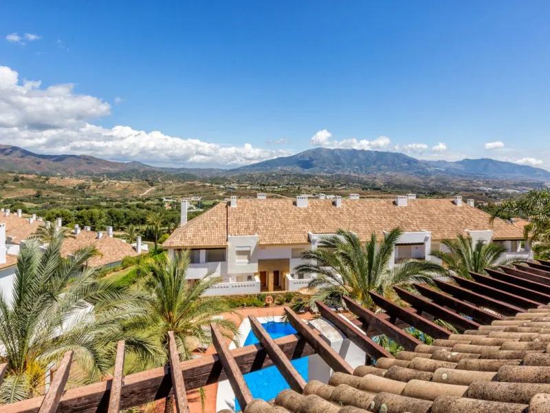 We present this stunning townhouse with 3 bedrooms and 3 bathrooms, located in the exclusive Monte Alto complex in La Cala Golf, Mijas – one of the most sought-after areas on the Costa del Sol. With 220 m² built, this property combines elegance, comfort, 