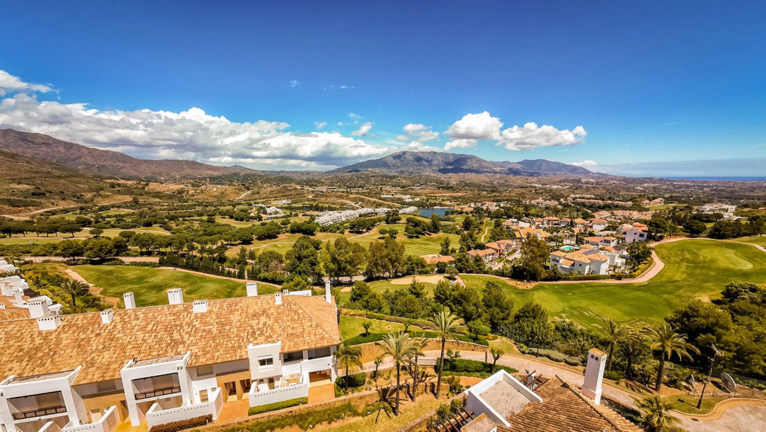 We present this stunning townhouse with 3 bedrooms and 3 bathrooms, located in the exclusive Monte Alto complex in La Cala Golf, Mijas – one of the most sought-after areas on the Costa del Sol. With 220 m² built, this property combines elegance, comfort, 