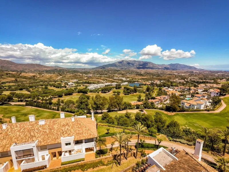 We present this stunning townhouse with 3 bedrooms and 3 bathrooms, located in the exclusive Monte Alto complex in La Cala Golf, Mijas – one of the most sought-after areas on the Costa del Sol. With 220 m² built, this property combines elegance, comfort, 