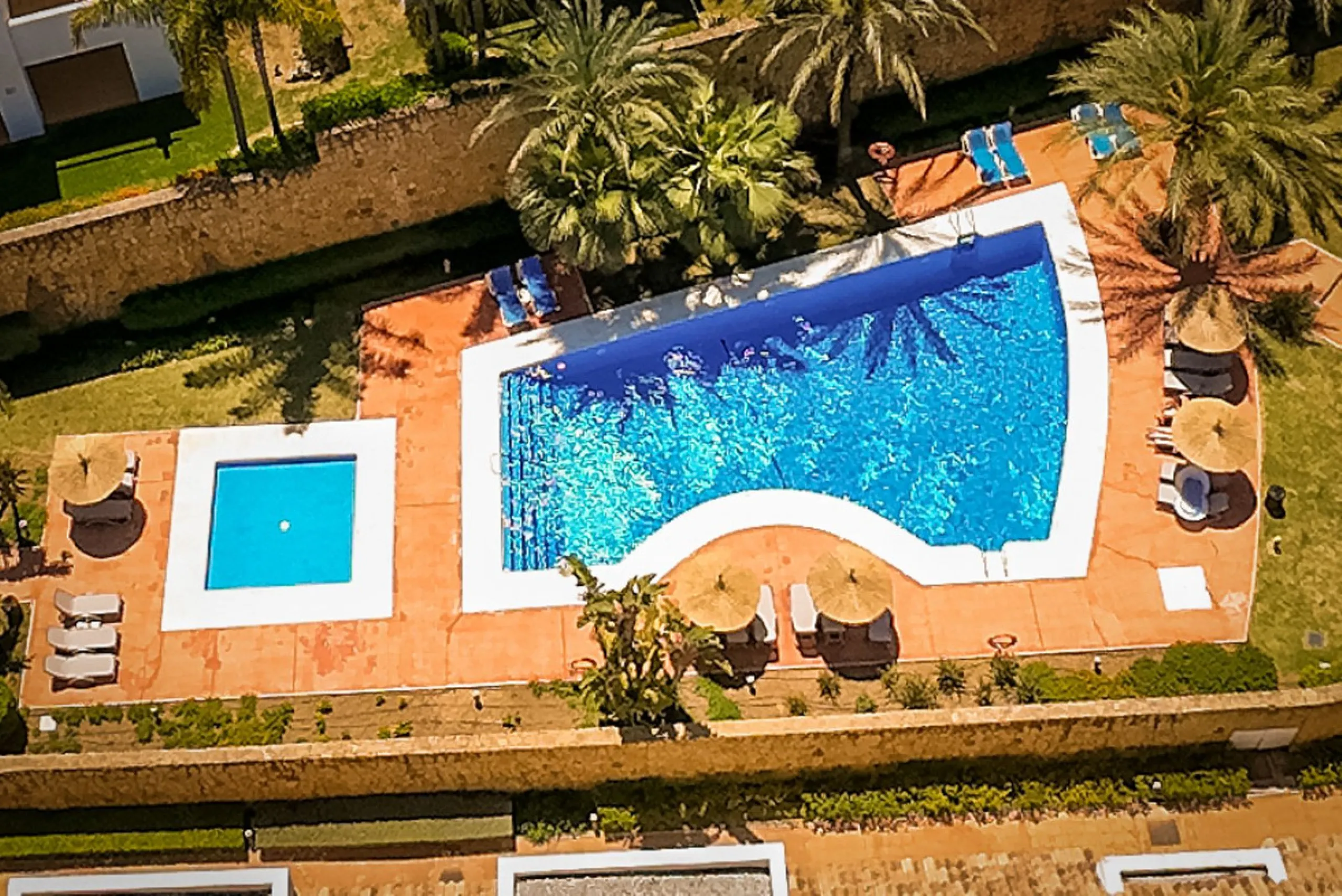 We present this stunning townhouse with 3 bedrooms and 3 bathrooms, located in the exclusive Monte Alto complex in La Cala Golf, Mijas – one of the most sought-after areas on the Costa del Sol. With 220 m² built, this property combines elegance, comfort, 