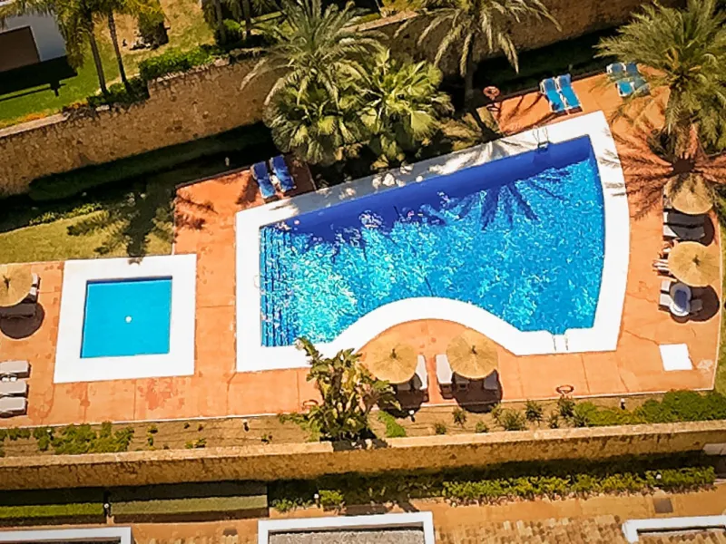 We present this stunning townhouse with 3 bedrooms and 3 bathrooms, located in the exclusive Monte Alto complex in La Cala Golf, Mijas – one of the most sought-after areas on the Costa del Sol. With 220 m² built, this property combines elegance, comfort, 