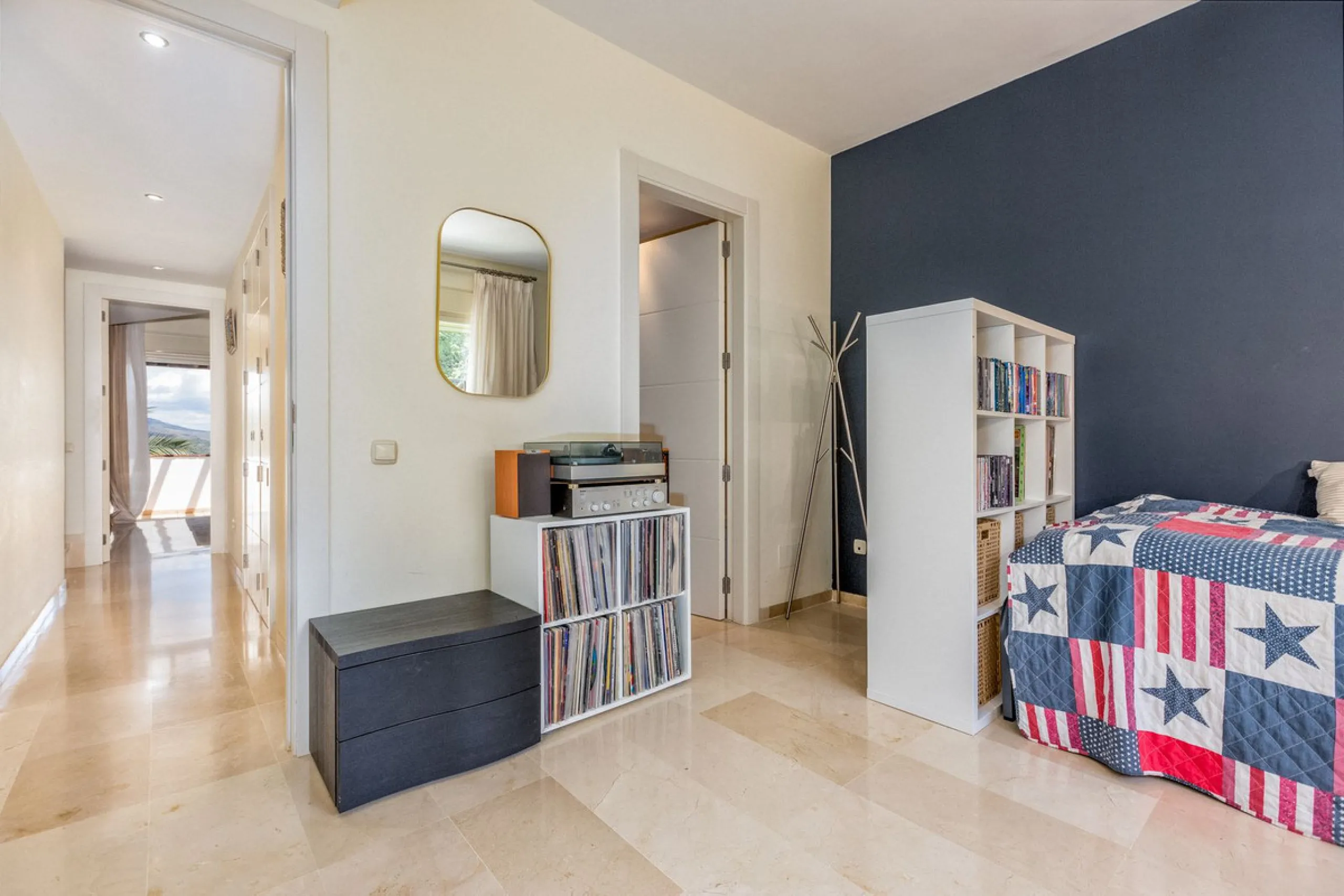 We present this stunning townhouse with 3 bedrooms and 3 bathrooms, located in the exclusive Monte Alto complex in La Cala Golf, Mijas – one of the most sought-after areas on the Costa del Sol. With 220 m² built, this property combines elegance, comfort, 