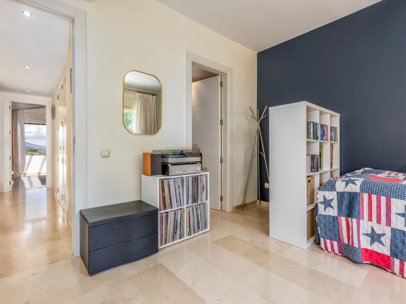 We present this stunning townhouse with 3 bedrooms and 3 bathrooms, located in the exclusive Monte Alto complex in La Cala Golf, Mijas – one of the most sought-after areas on the Costa del Sol. With 220 m² built, this property combines elegance, comfort, 