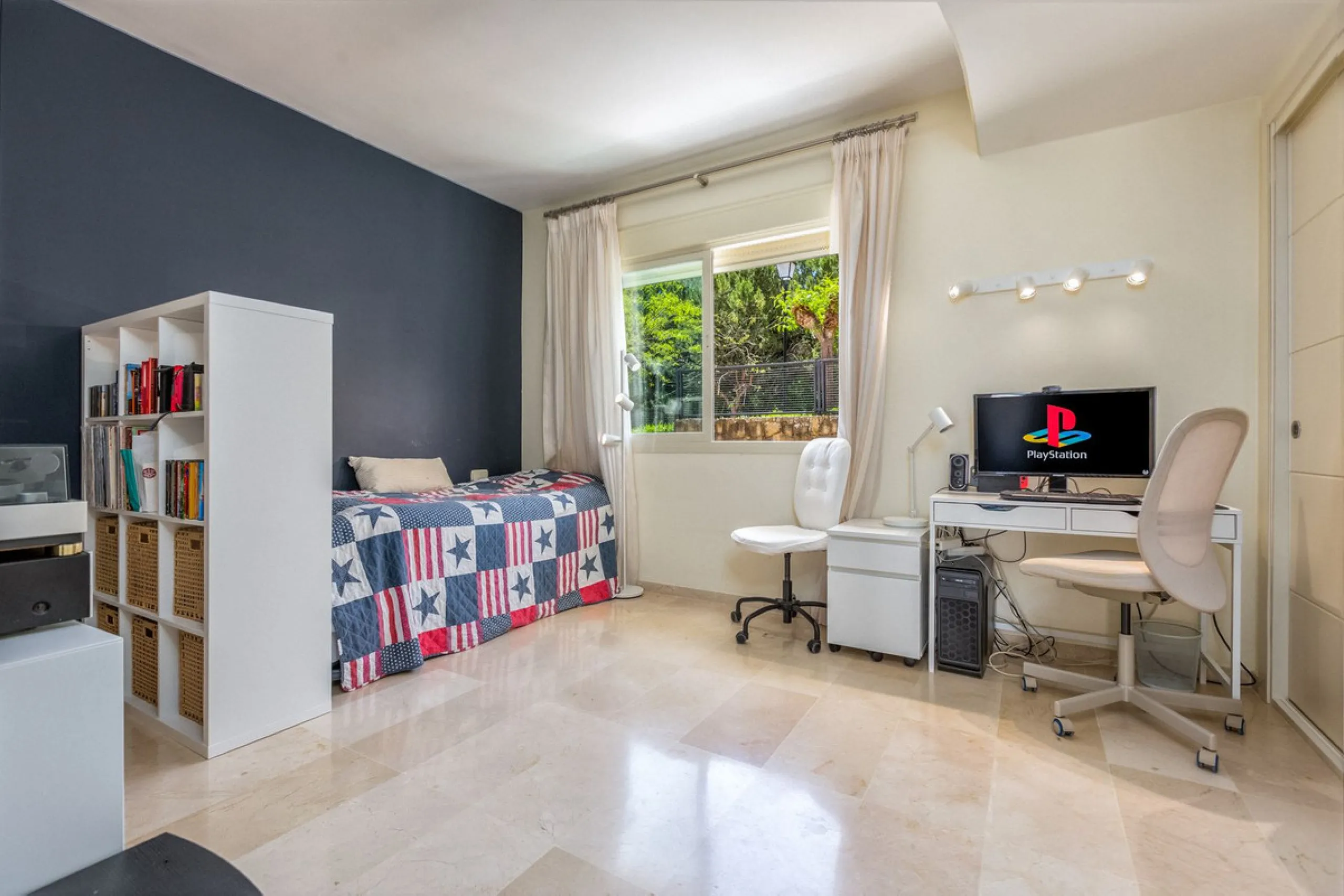 We present this stunning townhouse with 3 bedrooms and 3 bathrooms, located in the exclusive Monte Alto complex in La Cala Golf, Mijas – one of the most sought-after areas on the Costa del Sol. With 220 m² built, this property combines elegance, comfort, 