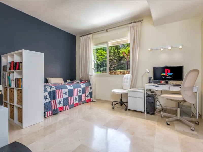 We present this stunning townhouse with 3 bedrooms and 3 bathrooms, located in the exclusive Monte Alto complex in La Cala Golf, Mijas – one of the most sought-after areas on the Costa del Sol. With 220 m² built, this property combines elegance, comfort, 