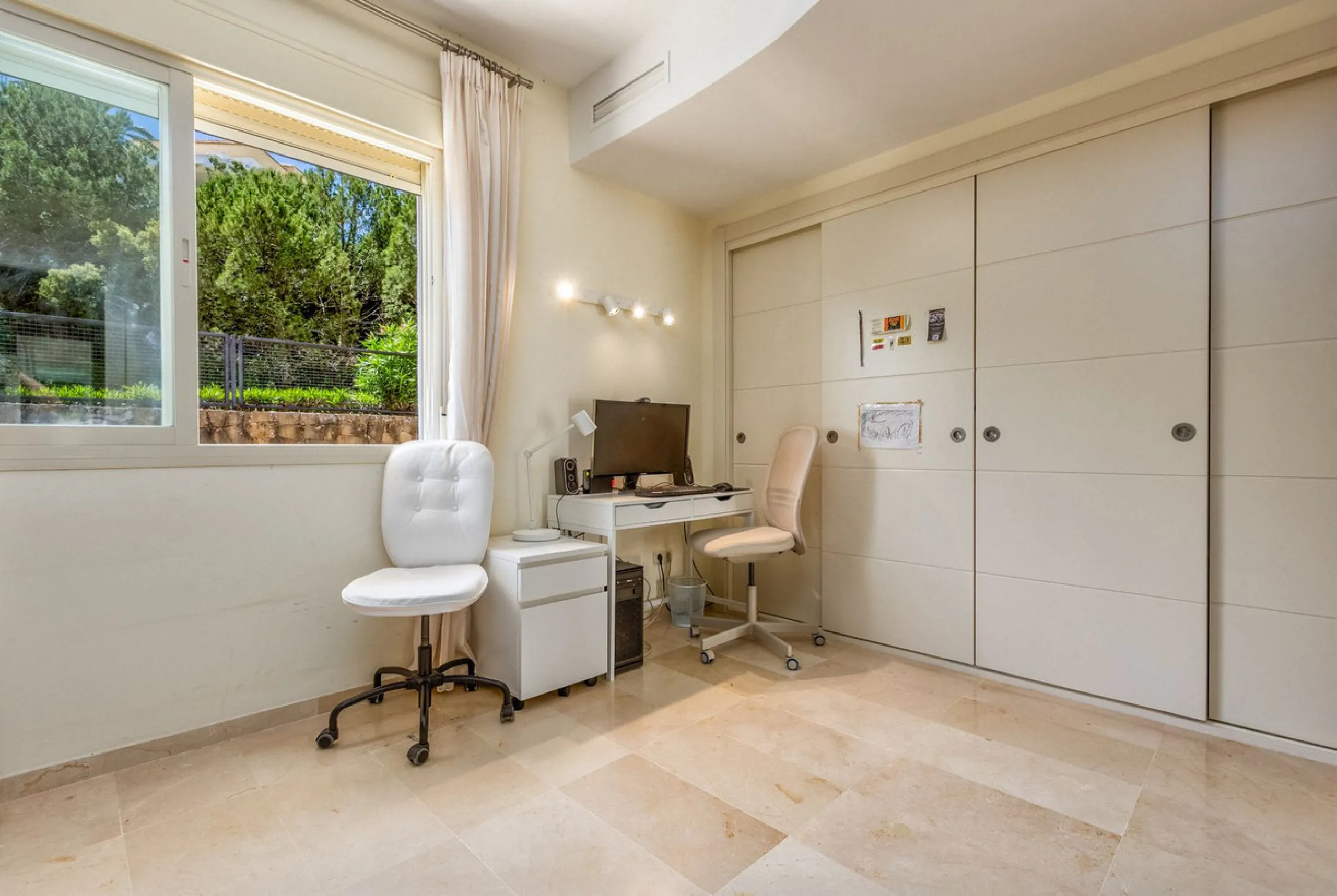 We present this stunning townhouse with 3 bedrooms and 3 bathrooms, located in the exclusive Monte Alto complex in La Cala Golf, Mijas – one of the most sought-after areas on the Costa del Sol. With 220 m² built, this property combines elegance, comfort, 