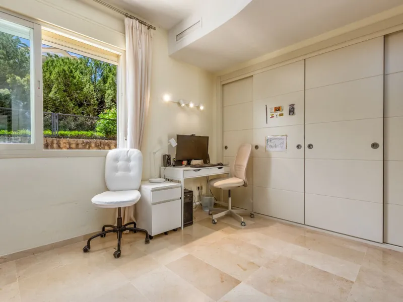 We present this stunning townhouse with 3 bedrooms and 3 bathrooms, located in the exclusive Monte Alto complex in La Cala Golf, Mijas – one of the most sought-after areas on the Costa del Sol. With 220 m² built, this property combines elegance, comfort, 
