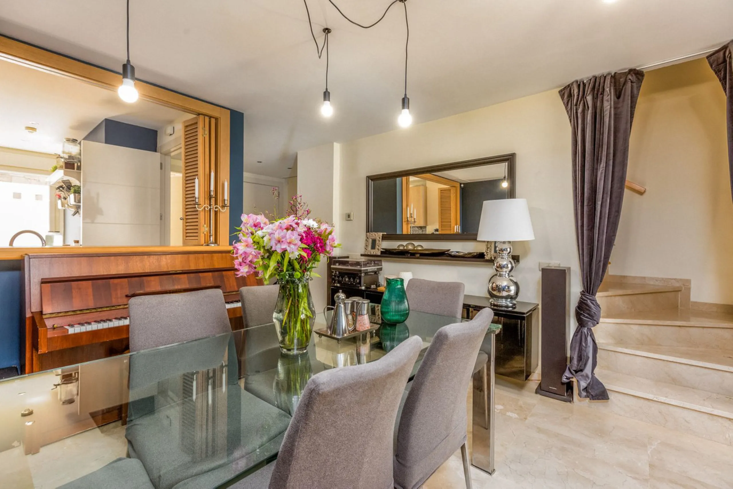 We present this stunning townhouse with 3 bedrooms and 3 bathrooms, located in the exclusive Monte Alto complex in La Cala Golf, Mijas – one of the most sought-after areas on the Costa del Sol. With 220 m² built, this property combines elegance, comfort, 