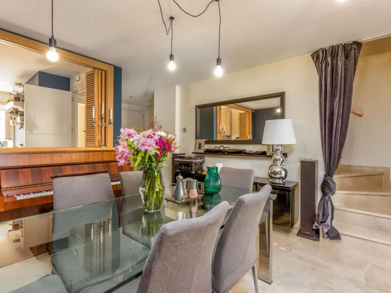 We present this stunning townhouse with 3 bedrooms and 3 bathrooms, located in the exclusive Monte Alto complex in La Cala Golf, Mijas – one of the most sought-after areas on the Costa del Sol. With 220 m² built, this property combines elegance, comfort, 