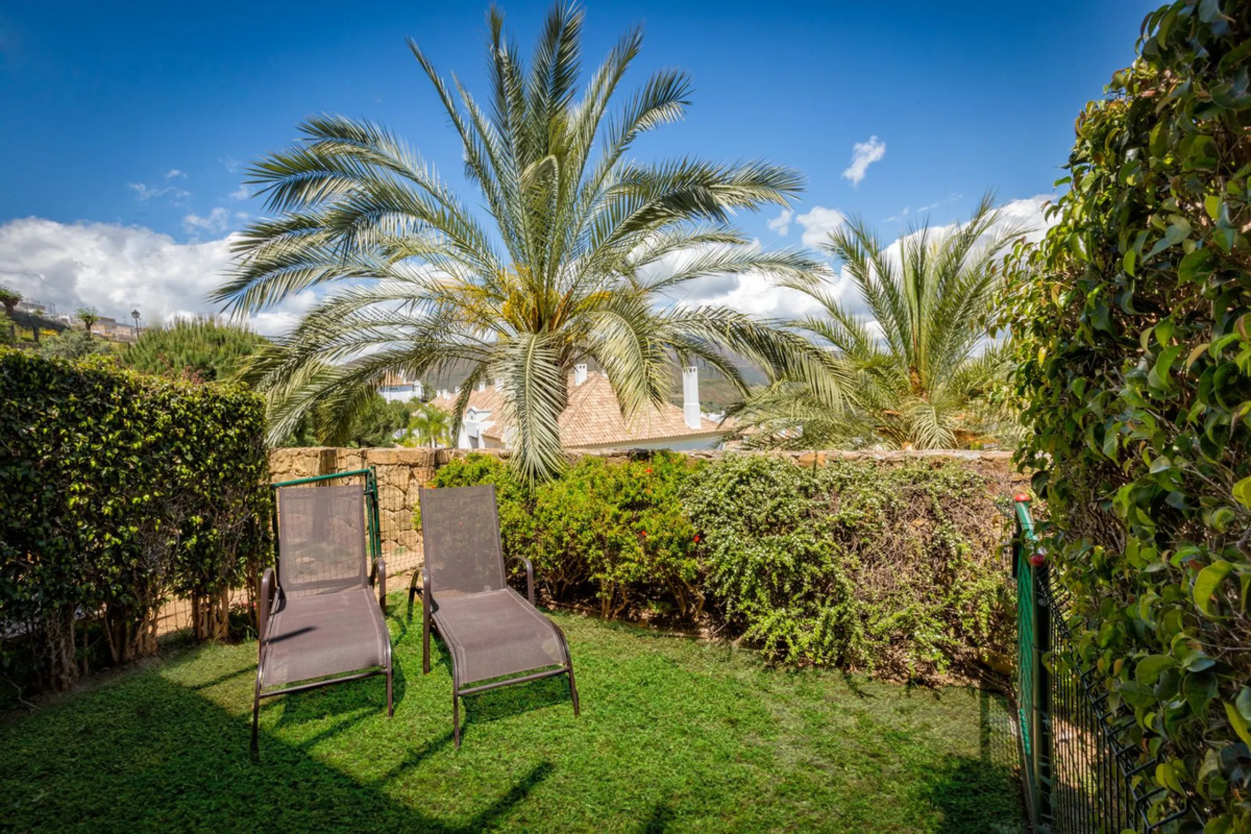We present this stunning townhouse with 3 bedrooms and 3 bathrooms, located in the exclusive Monte Alto complex in La Cala Golf, Mijas – one of the most sought-after areas on the Costa del Sol. With 220 m² built, this property combines elegance, comfort, 