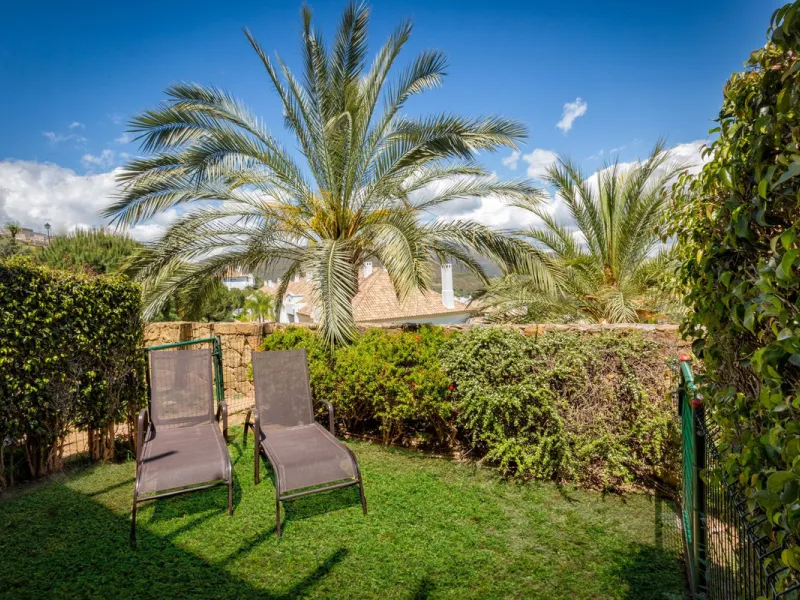 We present this stunning townhouse with 3 bedrooms and 3 bathrooms, located in the exclusive Monte Alto complex in La Cala Golf, Mijas – one of the most sought-after areas on the Costa del Sol. With 220 m² built, this property combines elegance, comfort, 